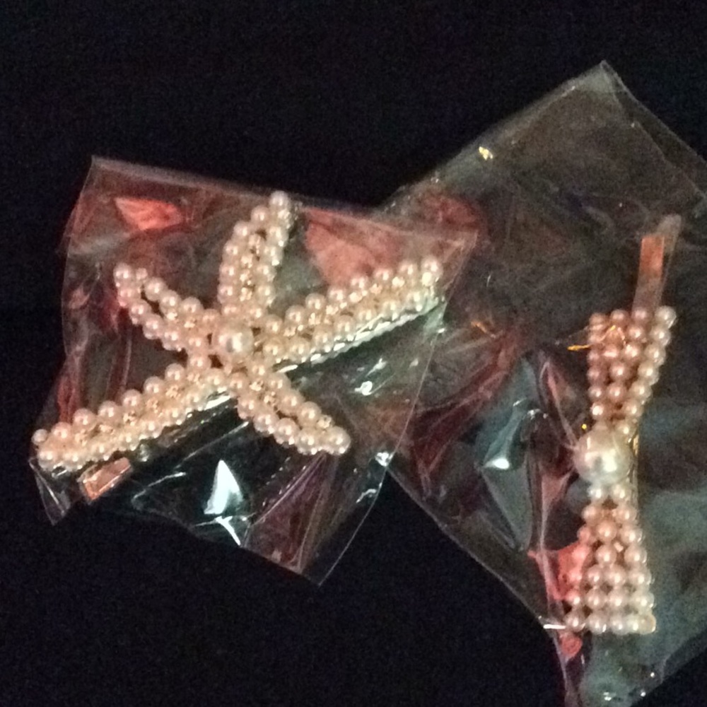 Pearl hair clips